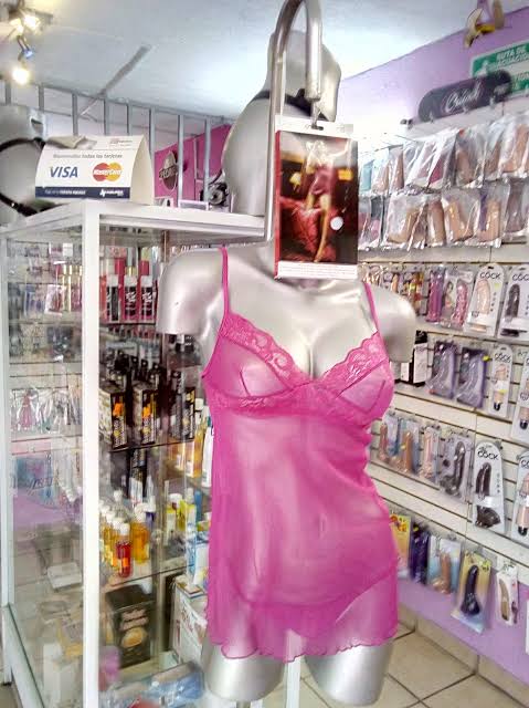 Katia cuenta como se masturbo en un sex shop y nadie lo noto