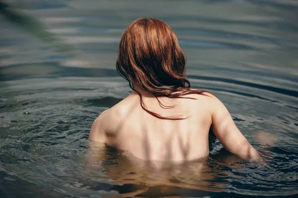 María siempre se duchaba desnuda en el lago, toño la espiaba y ella lo sabía todo.