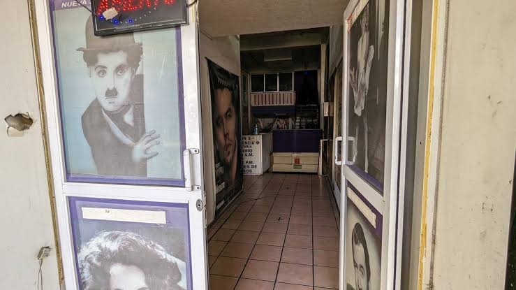 Relato anónimo, visitando un cine porno como tuve sexo con más de 5…