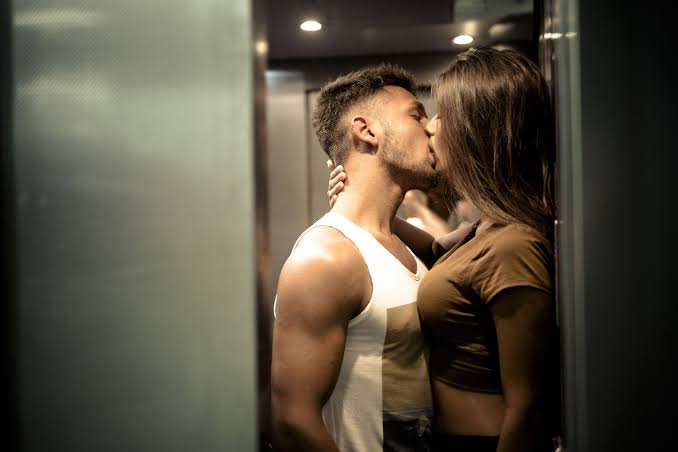 Sexo en el antro renata cuenta como sentía el pene de su amado cada perreo.