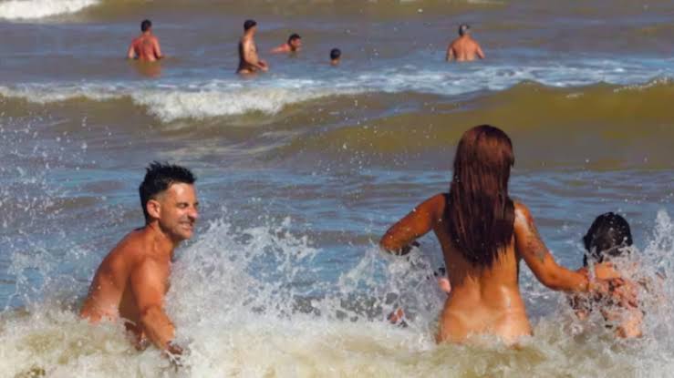 Sexo en playa nudista no pude evitar mi erección…