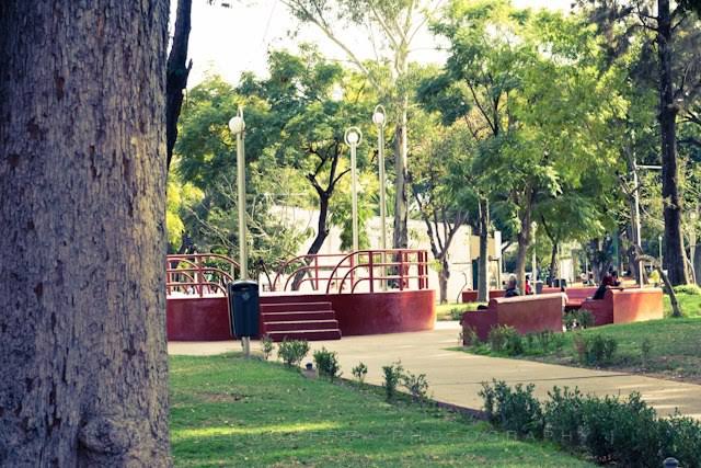 mi excitante encuentro sexual a escondidas en el Parque Rojo de Guadalajara.