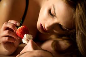 Actividades, juegos y accesorios para avivar la chispa en el sexo