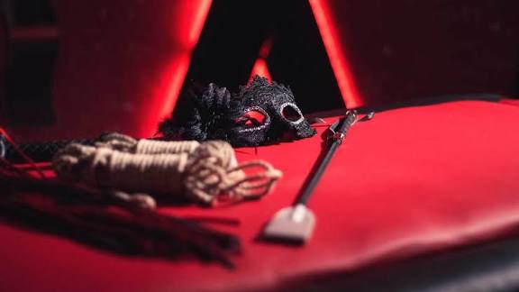 Danza de Sombras: Máscaras y Vendajes que Desatan Instintos Primarios